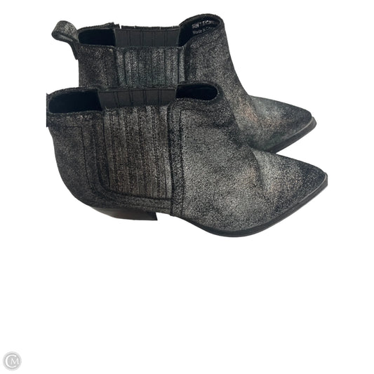 Boots Ankle Flats By Clothes Mentor In Grey, Size: 7.5