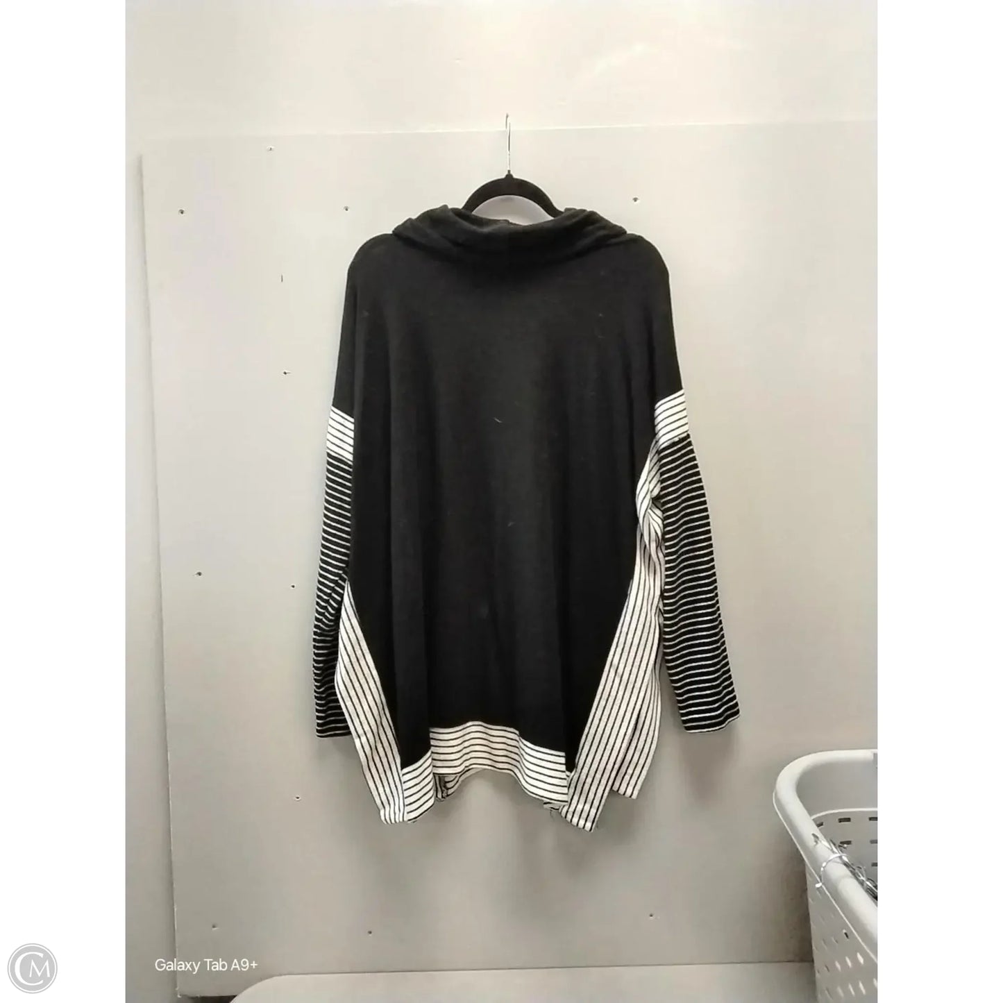 Sweatshirt Collar By Simple In Black & White, Size: Xl