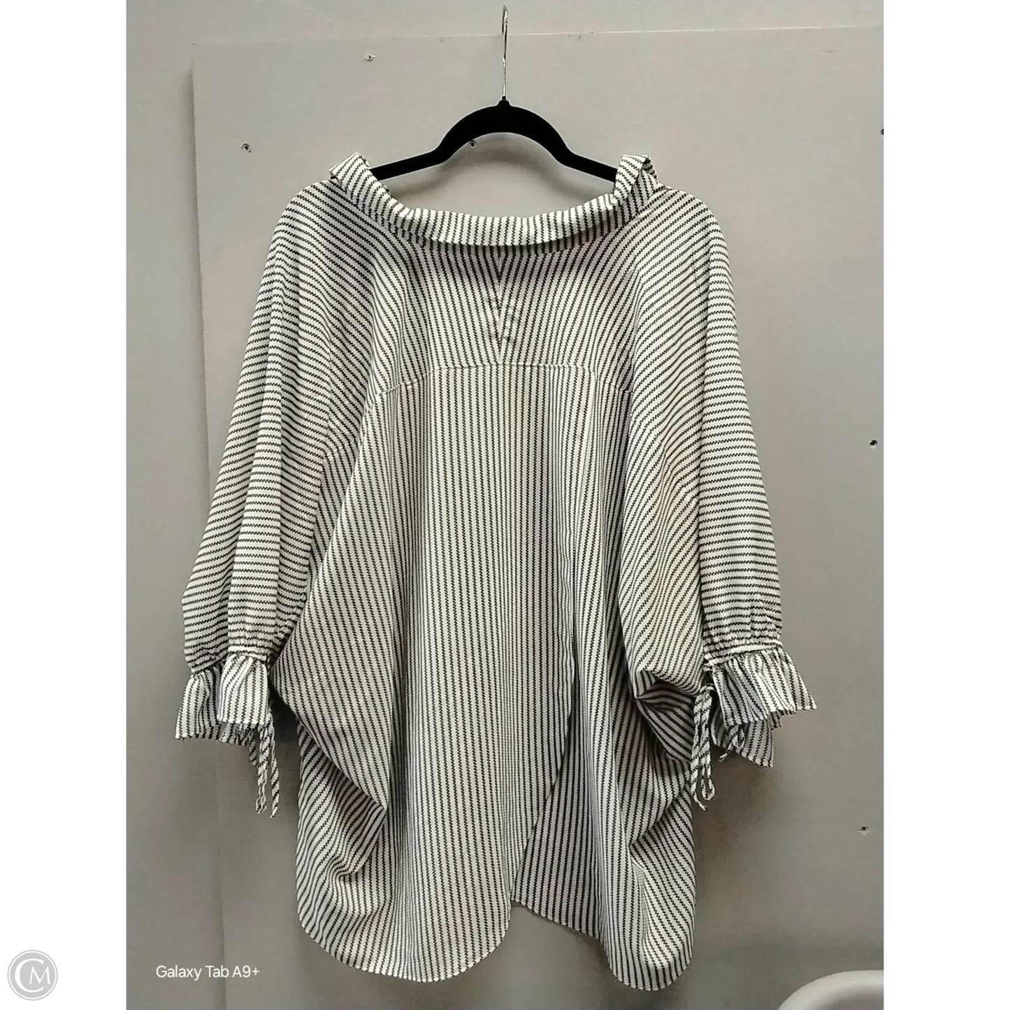 Top Short Sleeve By Gibson And Latimer In Black & White, Size: 1x