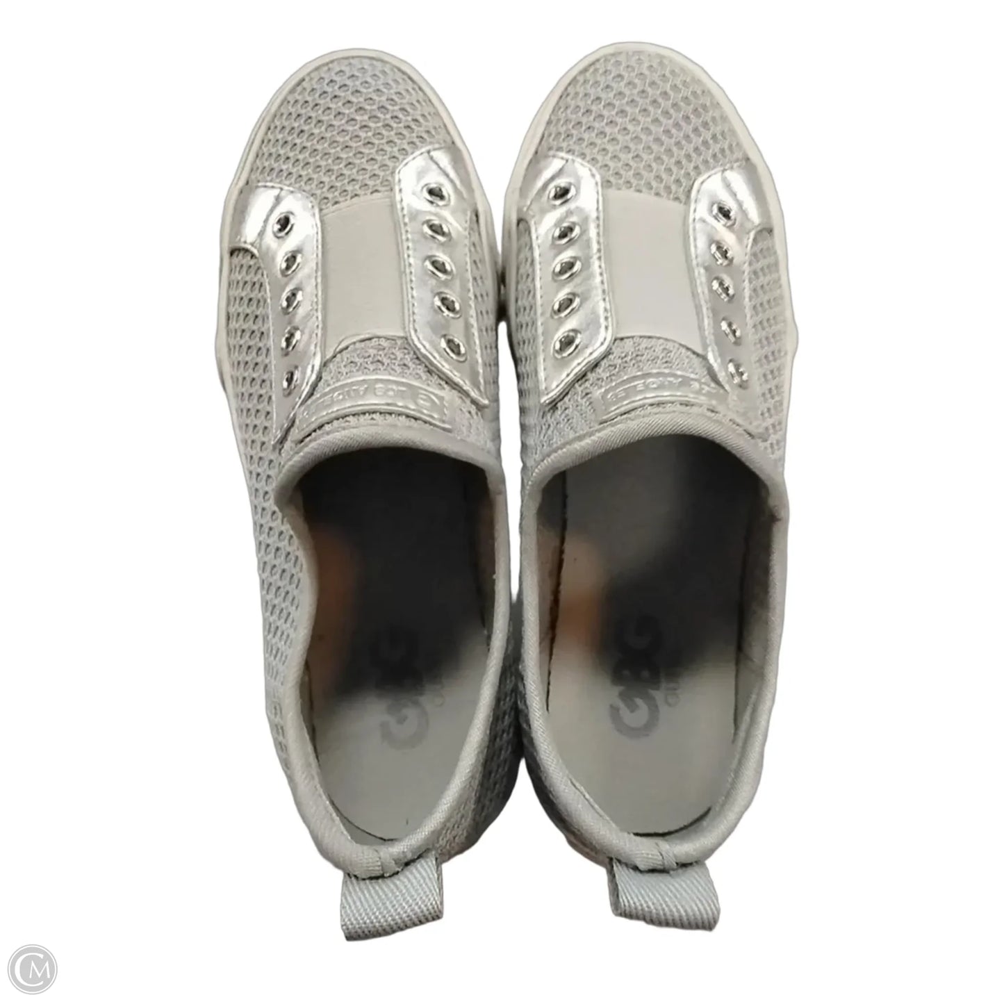 Shoes Sneakers By Guess In Silver, Size: 6.5