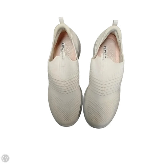 Shoes Sneakers By Skechers In White, Size: 9.5