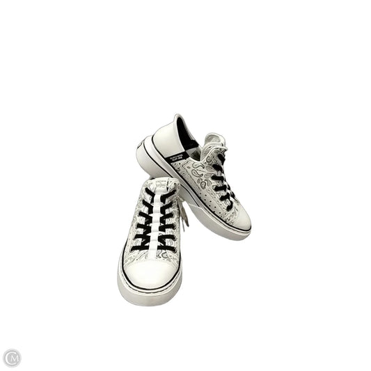 Shoes Sneakers By Skechers In White, Size: 7.5