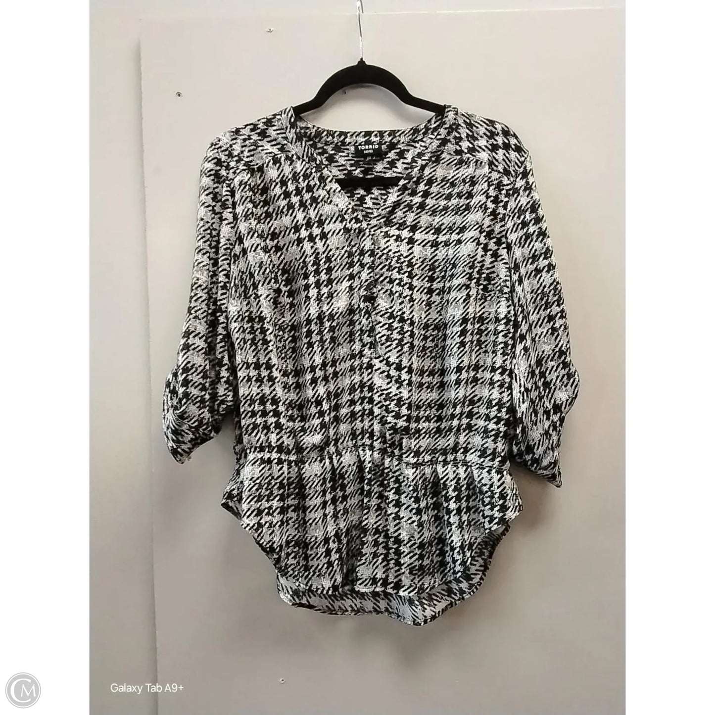 Top Long Sleeve By Torrid In Geometric Pattern, Size: 0p