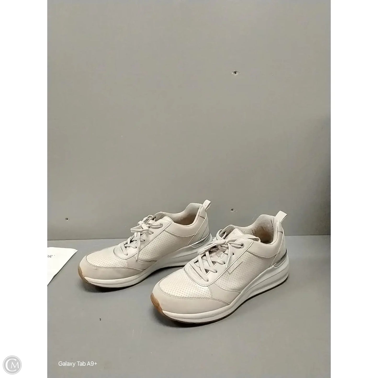 Shoes Athletic By Skechers In Beige, Size: 9.5
